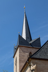 Fototapeta na wymiar Spitzdach mit Turm an einer großen Kirche