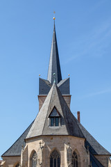 Spitzdach mit Turm an einer gro&szlig;en Kirche
