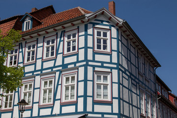 Fototapeta na wymiar Fassade älterer Fachwerkäuser in einer kleinen Stadt in Niedersachsen
