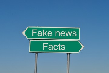 Fake news VS facts - obrazy, fototapety, plakaty
