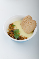 Vanilla pudding with homemade granola
