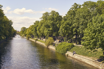 Fototapeta na wymiar Landwehrkanal in Berlin Kreuzberg, Neukölln im Sommer 