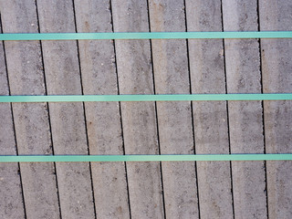 Gehwegplatten aus Beton auf Euro Palette mit Plastikband gesichert.