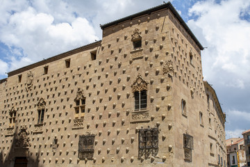 Edificio que alberga la biblioteca, llamada Casa de las Conchas de Salamanca en España