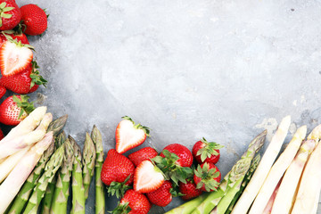 White and green asparagus with strawberries © beats_