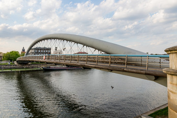 Obraz premium La passerelle père Bernatek au dessus du Vistule à Cracovie