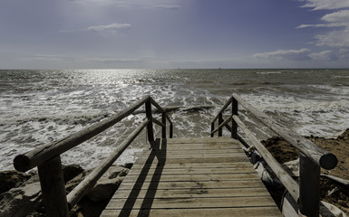 Muelle de madera en el mar mediterraneo