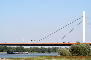 Fototapeta na wymiar traffic on the river Waal