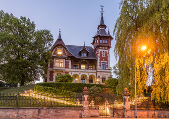 Romantische Villa in der Abenddämmerung