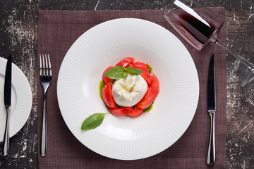 сыр буратта со свежими помидорами,соусом и базиликом