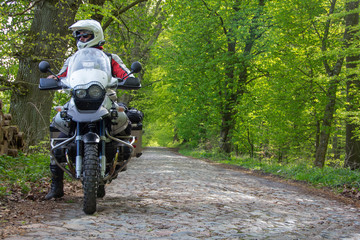 Reiseenduro Motorrad im Wald mit Fahrer - Blick in die Ferne - 203835049