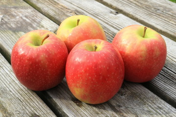 Äpfel auf einem Holztisch