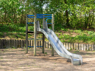 Blick auf eine Rutsche auf einem Kinderspielplatz bei Tag.