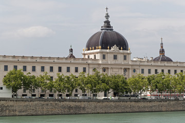 Le Grand Hôtel-Dieu sur les quais du Rhône