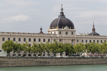 Obraz premium Le Grand Hôtel-Dieu sur les quais du Rhône