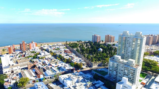 Vista a&eacute;rea de costa con edificios