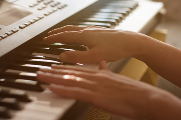hands on piano
