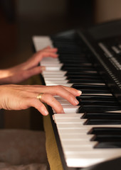 Obraz premium ręce na pianinie