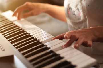 Fototapeta premium hands on piano