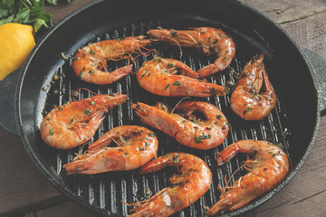 grill fried shrimps in a grill pan close-up top view