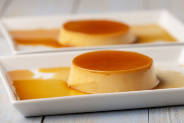 Nahaufnahme von Flan Dessert auf Tellern