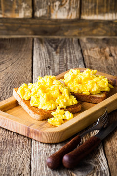 Scrambled eggs on two pieces of toast