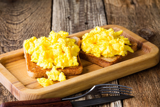 Scrambled eggs on two pieces of toast