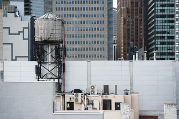 New York skyscrapers with water tanks on the roof of some buildings. Fall season in Manatthan, Usa. - obrazy, fototapety, plakaty