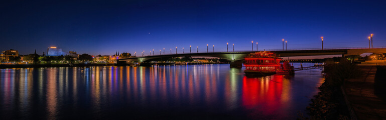 Bonn - Kennedybrücke zur Blauen Stunde; Deutschland