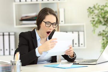 Obraz na płótnie Canvas Bored office worker yawning reading documents