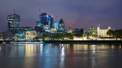 Fototapeta na wymiar London skyline at cloudy night