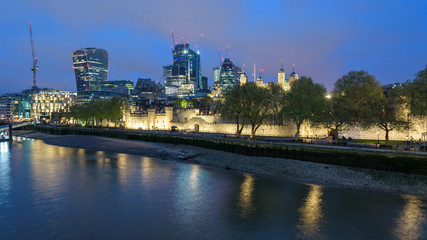Fototapeta premium London skyline at cloudy night