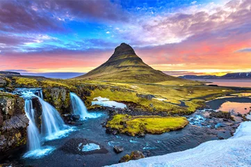 Vlies Fototapete Wasserfälle Kirkjufell bei Sonnenaufgang in Island. Schöne Landschaft.