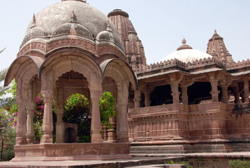 Fototapeta na wymiar Cénotaphes royaux, jardins de Mandore, Jodhpur, Rajasthan, Inde