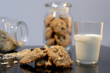 Merienda de la tarde: Galletas de Avena y pasas de arándanos con leche, hechas en casa