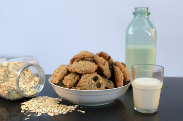 Merienda de la tarde: Galletas de Avena y pasas de arándanos con leche, hechas en casa