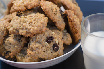 Merienda de la tarde: Galletas de Avena y pasas de arándanos con leche, hechas en casa