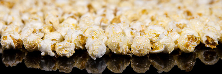 Banner oder Header von Popcorn auf Schwarz mit Spiegelung