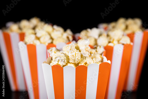 &amp;quot;Süßes und karamellisiertes Popcorn in Tüten gestreift&amp;quot; Stockfotos und ...