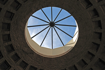 runde Fensteröffnung am Dach einer Kuppel