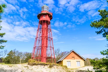 Papier peint Phare Sandhammaren, Sweden - Red metal lighthouse with outer framework and adjacent building.