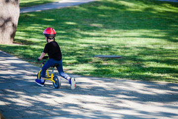 Obraz premium The child drives a runovel