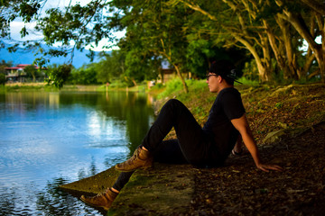 sentado en la orilla del lago
