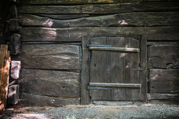 Tür in ein historisches Blockhaus