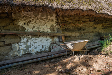 Alte Lehm - Holz Mauer eines historischen Weinkellers