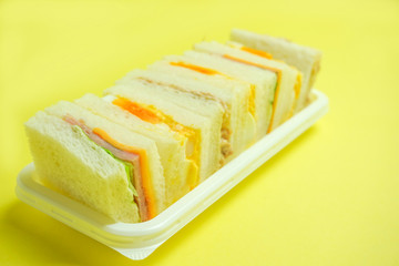  Sandwich　　サンドウィッチ　黄色背景