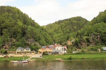 Fototapeta na wymiar Blick auf Schmilka in der Sächsischen Schweiz