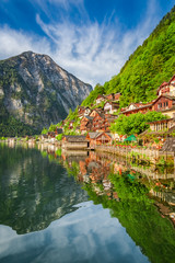 Obraz premium Summer at Hallstattersee lake in Hallstatt, Alps, Austria