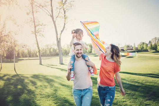 Happy Family Play With Kite .