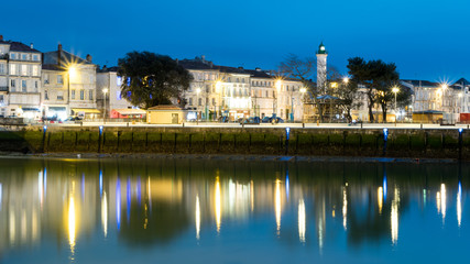 Réflections sur l'eau de nuit au port de la Rochelle